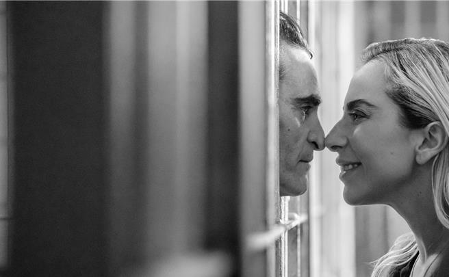 《小丑：雙重瘋狂》進一步深入亞瑟（左）在遇到莉奎茵佐之後心境上的轉變。（華納兄弟提供）