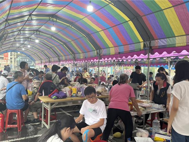 天公不作美仍浇不息民眾烤肉热情，大润发中坜店特将停车场搭上棚子，让民眾都能顺利参予一年一度烤肉盛会。(全联提供／洪凯音台北传真)