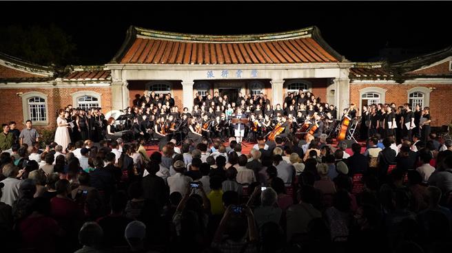 第27届黄家古厝中秋音乐会14日晚间登场，吸引上千民眾参。（宝智华摄）