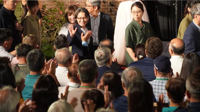 副总统萧美琴入场时受到热烈欢迎。（宝智华摄）