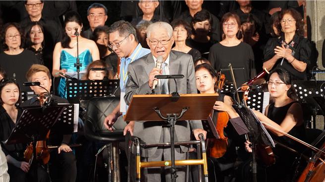 总统府资政黄崑虎行动不便，撑着助行器上台致词。（宝智华摄）