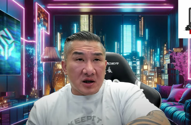 「馆长」陈之汉开设的健身房发生会员卧推失误遭杠铃压颈事件，本人14日下午拍片亲自示范护杠正确使用方式。(图／取自馆长直播)