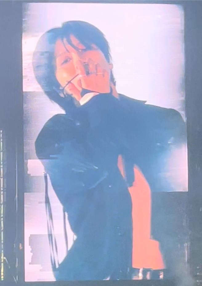 泰民唱到〈Guilty〉时将手伸进衣服后抓住下巴的招牌舞蹈。（读者提供）