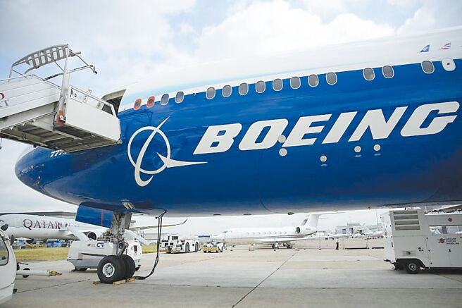 波音3.3萬西雅圖地區員工發動罷工，波音飛機製造商表示將採取一系列削減成本的措施，包括凍結招聘和「讓許多員工」暫時放無薪假（furlough）。圖／美聯社