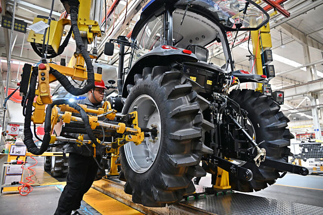 为解决劳动力逐渐减少问题，大陆13日推出「渐进式延退政策」。图／新华社