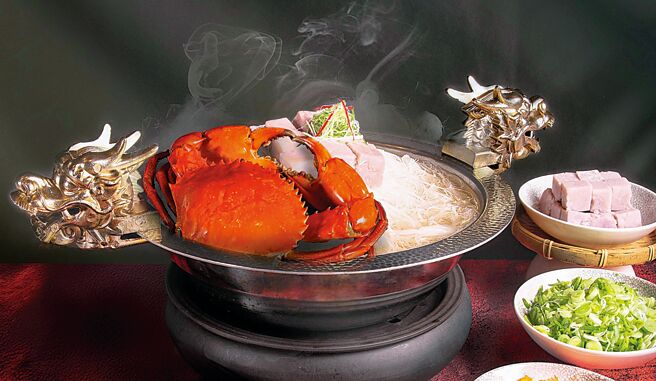 台北万豪〈宴客楼〉的〈大沙公芋头米粉〉，严选绵密大甲芋头，汤底以港式上汤及鲜甜沙公熬煮入味，加入蛋酥、芹菜、蒜苗，香气四溢。图／业者提供