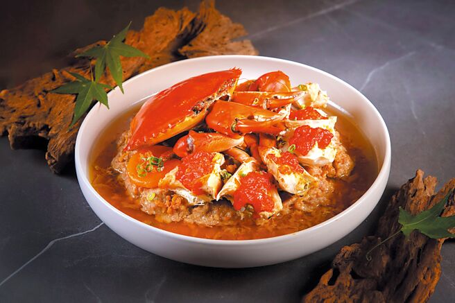 台北万豪〈宴客楼〉单点秋蟹料理〈红膏蟹冬菜蒸肉饼〉的肉饼，严选台湾黑毛猪肉剁细后再以手工拍打摔肉，使肉质更加扎实，加入冬菜、荸荠、芹菜、些许港式上汤，捏打成肉饼后放上肥美沙母一同蒸煮。图／业者提供