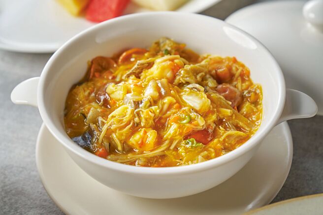 台北福华〈江南春〉的〈蟹黄干贝盅〉，以红蟳蟹黄及南瓜泥混合成金黄浓郁的酱汁，层次丰富口感滑顺。图／业者提供