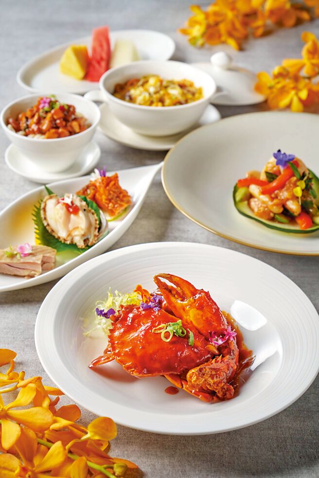 台北福华〈江南春〉双人秋季套餐，提供清蒸及酱爆两种口味的处女蟳，搭配以江浙料理为基底的丰富菜色。图／业者提供