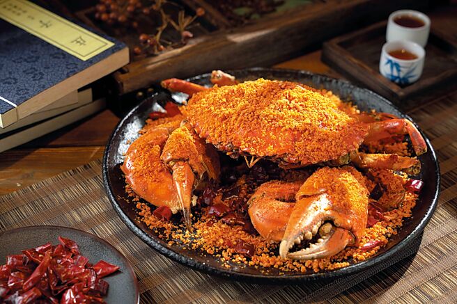 君品酒店〈颐宫〉中餐厅〈避风塘炒沙公〉，使用独家特制XO酱爆炒，让沾满辛辣咸香的外壳与壳内鲜甜厚实蟹肉完美搭配。图／业者提供