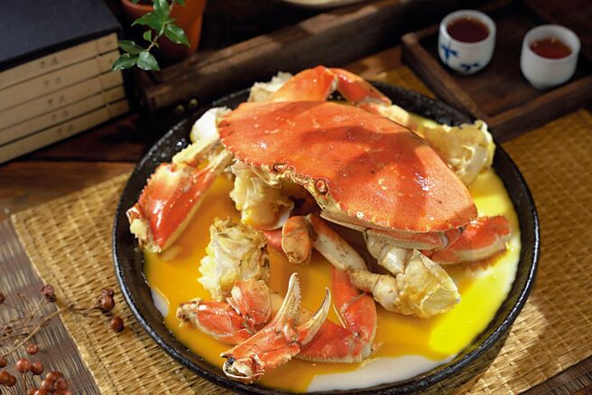 君品酒店〈颐宫〉中餐厅〈花雕酒蛋蒸黄金蟹〉，选用加拿大重量级黄金蟹，以陈年花雕酒蒸蟹，入口带有温润沁人酒香。图／业者提供