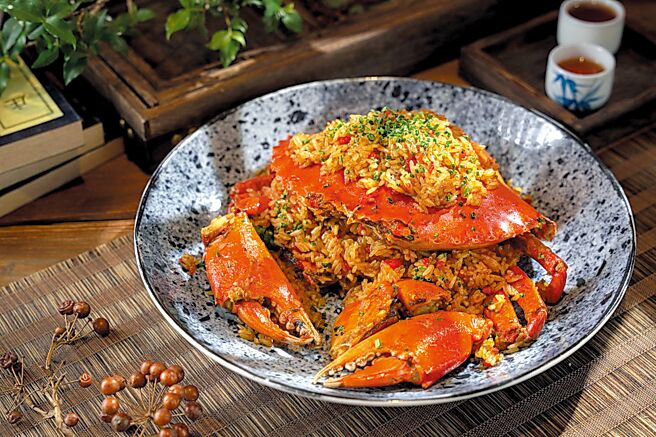 君品酒店〈颐宫〉中餐厅〈沙母炒糯米饭〉以鲜美鸡高汤蒸煮，融合了香浓的蟹黄，口感细致甜美。图／业者提供