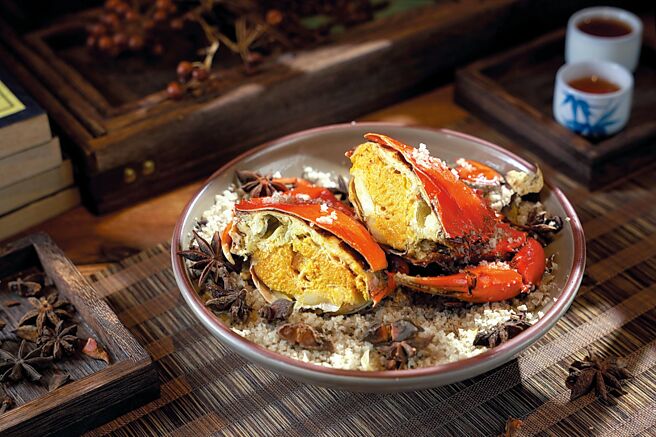 米其林三星君品酒店〈颐宫〉中餐厅的〈油盐焗处女蟳〉，蟹膏饱满、油润鲜美，蟹肉细嫩带着弹性，吃来过瘾。图／业者提供