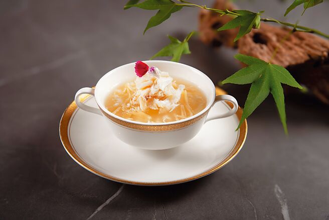 台北万豪〈宴客楼〉秋蟹套餐中〈蟹肉瑶柱冬蓉汤〉，以港式上汤为基底，加入清蒸后的沙公蟹肉精华汤汁、瑶柱、沙公蟹肉及清爽的冬瓜果泥，衬托蟹肉细致甜味。图／业者提供