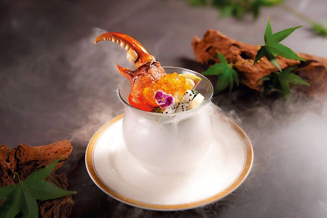 台北万豪酒店〈宴客楼〉秋蟹套餐中〈晶冻沙公鲜果沙拉〉，以清蒸鲜嫩沙公大螯，配上以柴鱼昆布高汤和白兰地制成的柴鱼晶冻及缤纷季节时蔬，最后淋上松露和风酱。图／业者提供