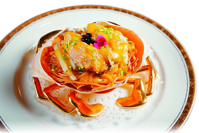 台北万豪酒店〈宴客楼〉「寻味秋蟹」飨宴，主食〈蟹肉韭黄煎麵线〉衬底的脆煎手工麵线，吸饱浓郁蟹肉精华。图／业者提供