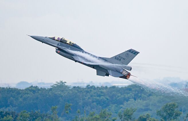 我向美国洛克马丁公司採购66架F-16V战机，交机时程一再延宕，首架机原拟月底抵台又再延后。（军闻社）