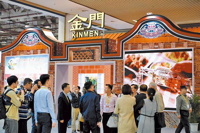 大陆近期将开放福建居民赴金门旅游，交通部观光署长周永晖表示，欢迎陆客前来，盼把握十一长假。图为厦门文博会的金门馆展场。（中新社）