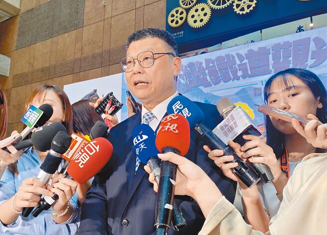 台鐵規畫發給員工1500元等值禮券的中秋出勤獎勵，引發工會反彈，台鐵公司董事長杜微（中）回應，會與相關單位研議能否修改規定發現金。（蔡明亘攝）