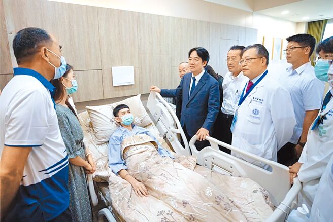 幻象战机上尉飞官谢沛勋恢復良好。图为日前赖清德总统到医院探视。（总统府提供／陈育贤新竹传真）