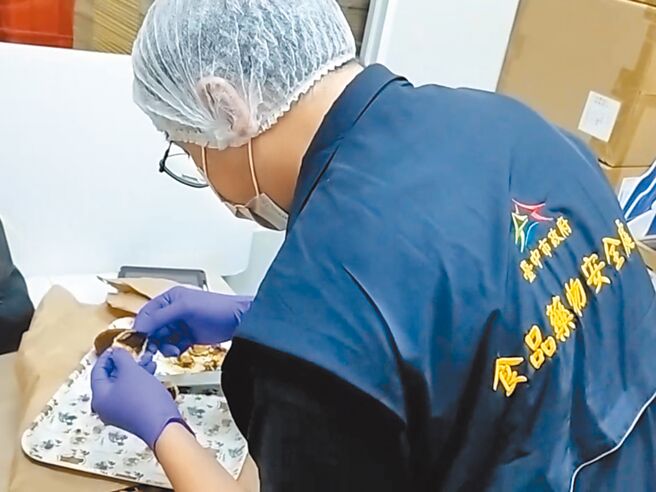 台中知名糕饼店「不二糕饼」日前遭网友爆料蛋黄酥中有蟑螂，业者13日发声明称「蛋黄酥有蟑螂机率是零」。（中市食安处提供／潘虹恩台中传真）