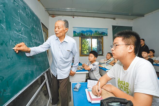 大陸全國人大常委會第11次會議13日決議，將男職工的法定退休年齡延遲至63周歲，將女職工的法定退休年齡延遲至55周歲、58周歲。圖為江蘇的退休教師義務為留守兒童輔導學業。（新華社）