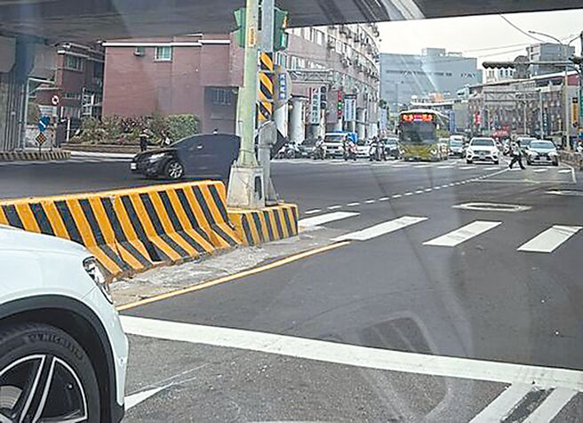 新北市新店中兴路、宝兴路，9月10日起调整为上下班尖峰时段禁止左转。（摘自脸书社团／高钧麟新北传真）