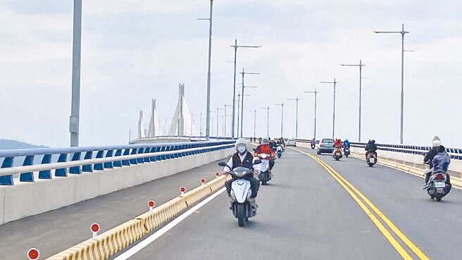 金門大橋通車即將滿2周年，2025年元旦起人行道擬改為機車道，期透過汽、機車分流，降低騎士風險。（于家麒攝）