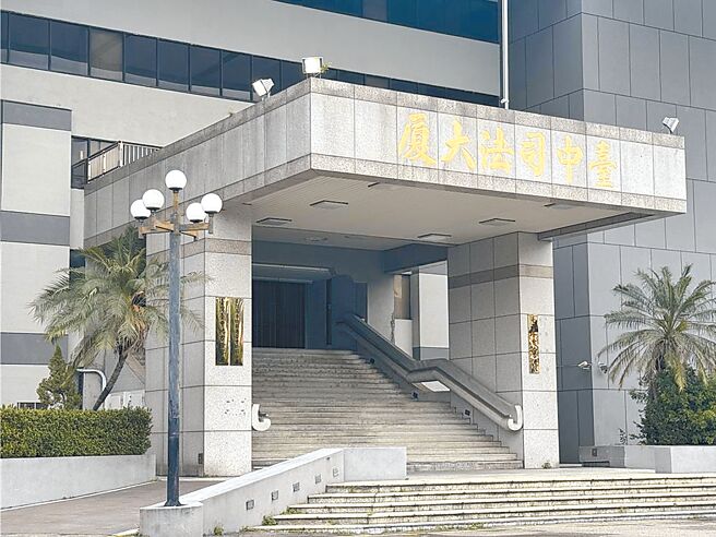 刑事局三線二星警政監林明佐擔任台中市刑大隊長期間洩密給博弈集團，檢方依收賄、洩密等罪起訴林，林被收押至今，8月底以罹患脊椎瘤提出準抗告，法院認為仍有羈押必要，裁定駁回。（本報資料照片）