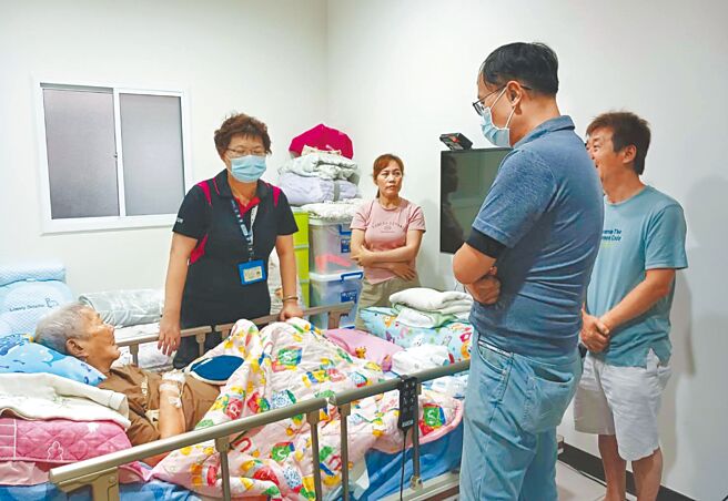 成大醫院在宅急症照護團隊至林奶奶家中訪視照護。（成大醫院提供／程炳璋台南傳真）