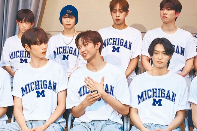 男團選秀《SCOOL》選手擎恩（下排左起）、李振浩、賴耀翔等人正在韓國首爾學校寄宿、訓練。（天空娛樂提供）