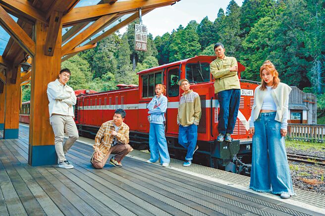 郭泓志（左起）、張立東、吳映潔、浩子、姚元浩、莎莎開心入圍金鐘獎。（好看娛樂提供）