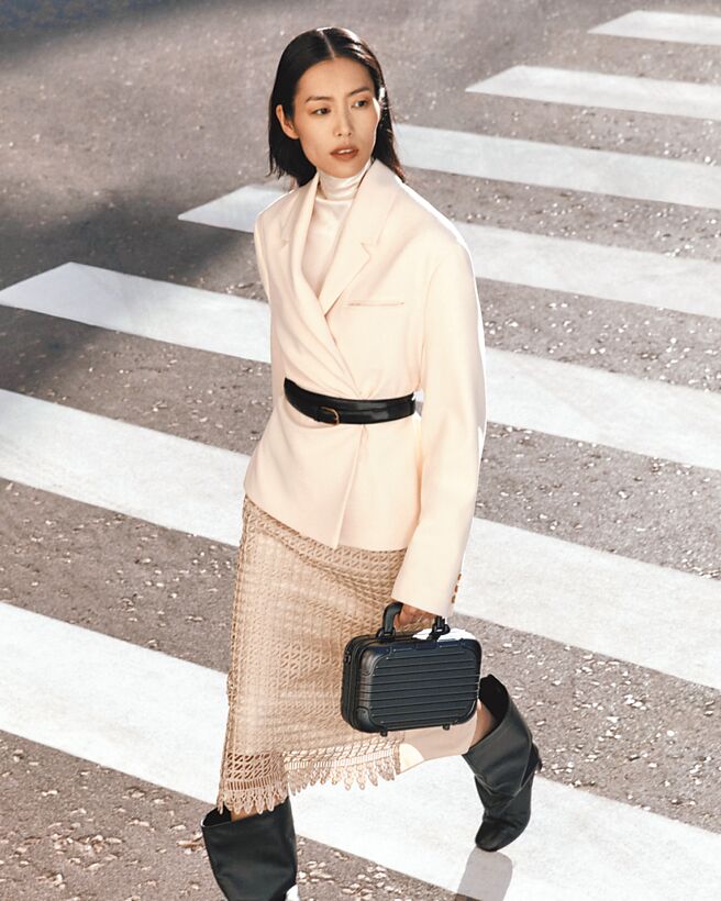 超模劉雯背起RIMOWA The Original Bag，展現自我個性。（RIMOWA提供）