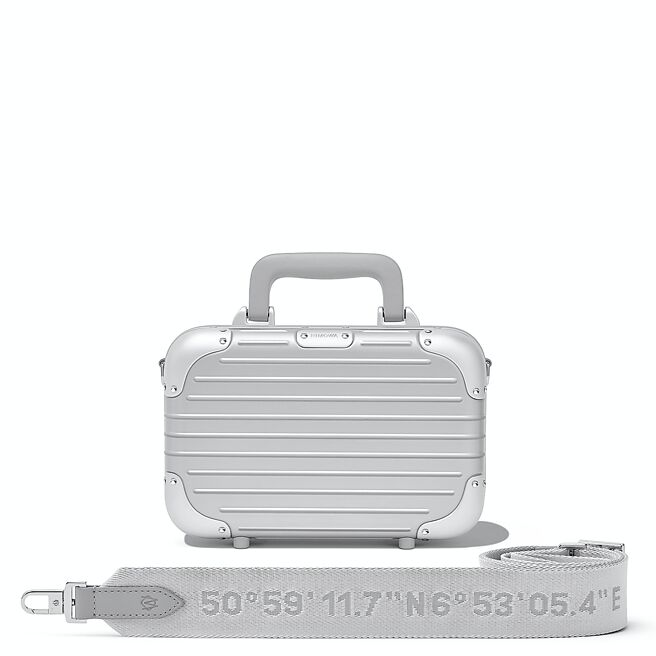 背帶部分繡有品牌總廠地標位置。（RIMOWA提供）