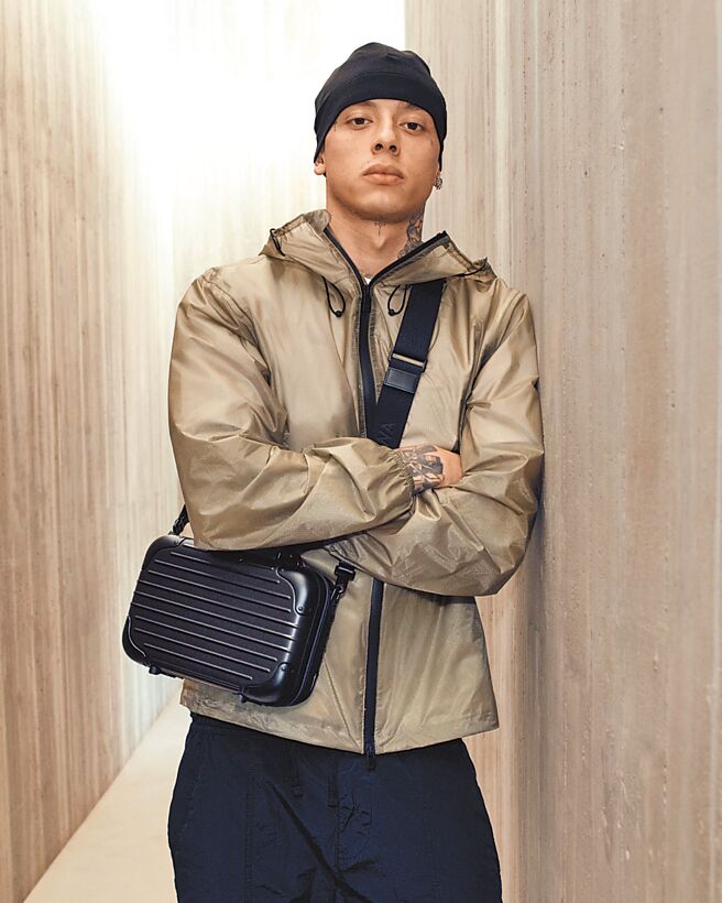 饒舌歌手Central Cee背起The Original Bag，自信且睥睨一切。（RIMOWA提供）