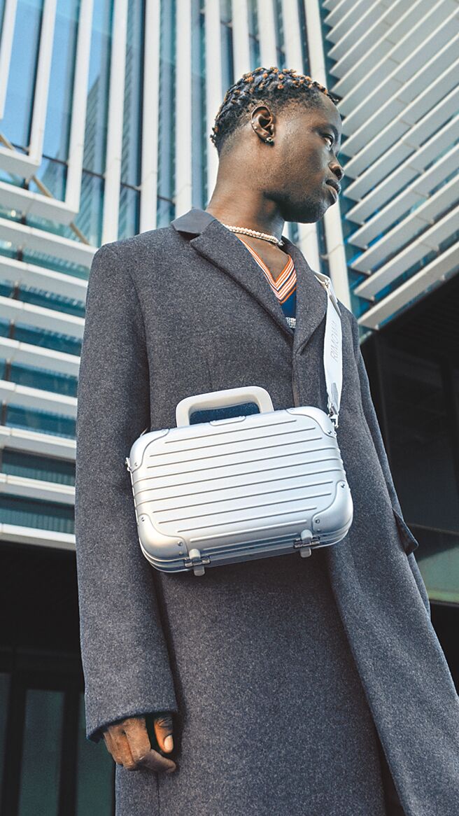 《Dazed》雜誌總編輯IB Kamara表現日常使用和旅行的實用性。（RIMOWA提供）