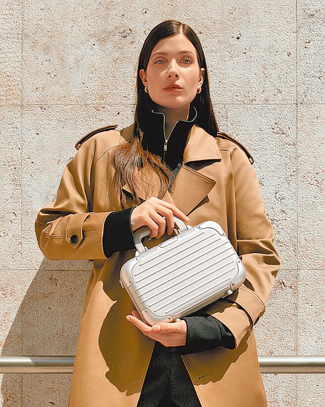 攝影師Larissa Hofmann輕鬆握持精心製作的皮革手把。（RIMOWA提供）