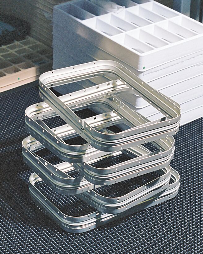 加固鋁合金外箱的金屬加固裝置，讓袋身耐撞擊程度升級。（RIMOWA提供）