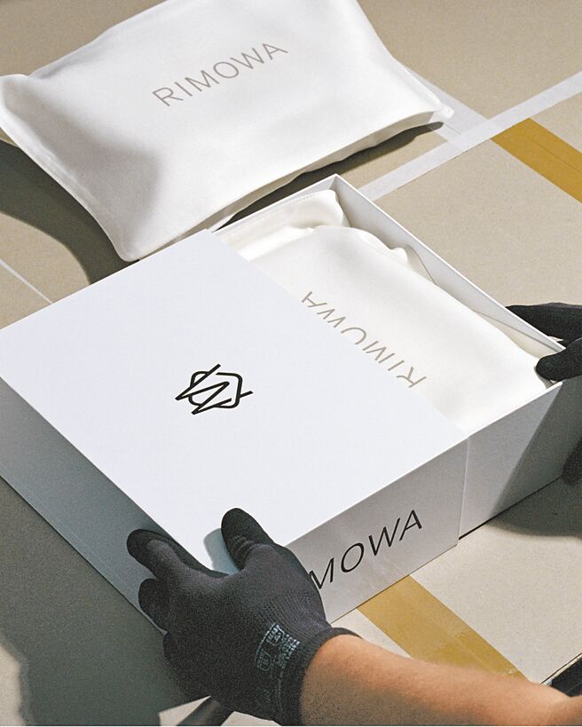 全新The Original Bag共有黑銀兩色，7萬1200元。（RIMOWA提供）