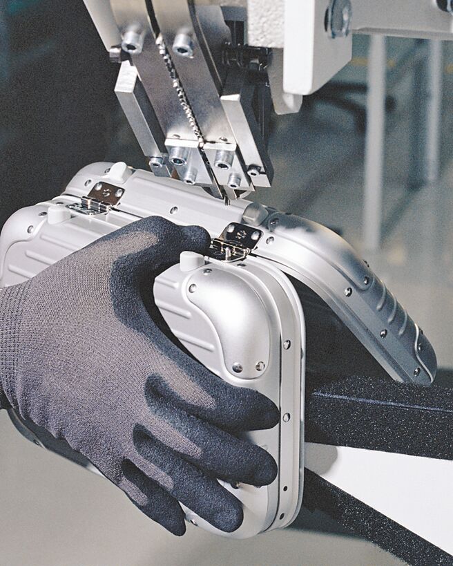 The Original Bag製作嚴謹以確保其耐用性。（RIMOWA提供）