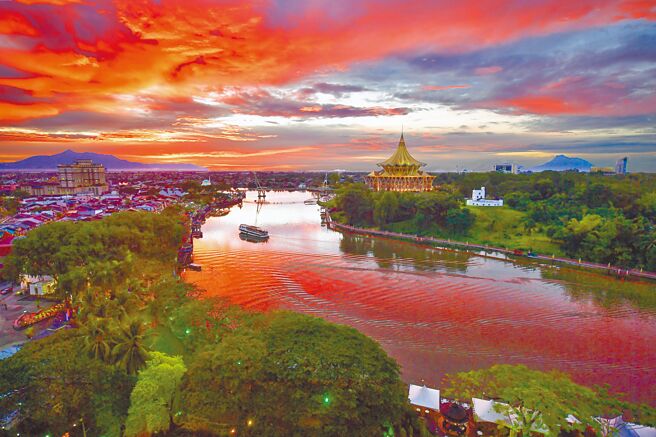 古晉緊鄰砂勞越河畔，夕陽西下景色優美宜人。（馬來西亞觀光局提供）