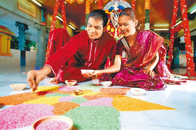 印度族裔重要節日屠妖節，教徒會在地板繪製藍果麗，一種由粉末繪製成幾何及花卉的圖案。（馬來西亞觀光局提供）