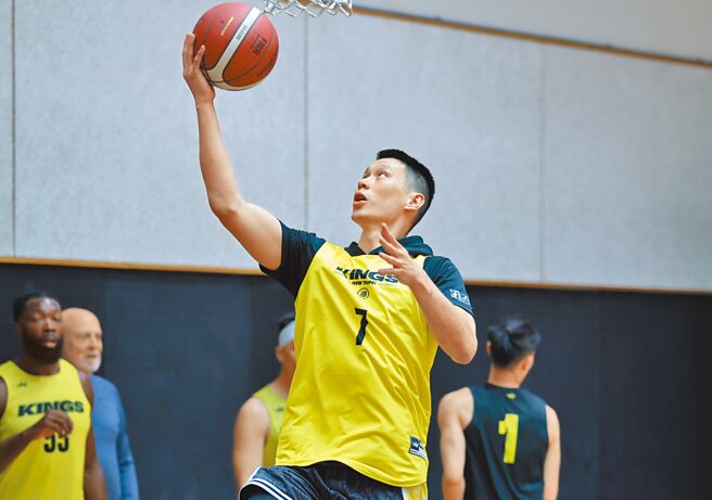 新北國王隊開訓，林書豪上場練球。（姚志平攝）