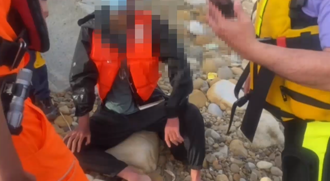 影》陆男驾橡皮艇闯林口红色沙滩！爬上岸先吐这3字