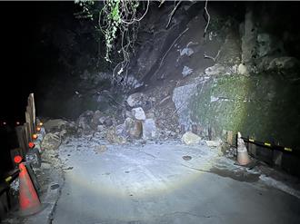 桃園復興雪霧鬧聯外道路坍方  300多人受困待援