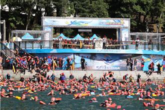 下水餃啦！日月潭萬人泳渡登場 2.2萬人齊泳場面壯觀