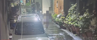 士林全裸男「闖檳榔攤」持刀騷擾西施妹！雨中赤腳落跑畫面曝光