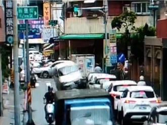 高雄廂型車「硬騎」對向車　粉紅「衛生棉保時捷」在旁成焦點