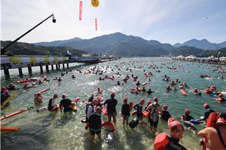 萬人泳渡日月潭　152人進救護站2人輕傷送醫