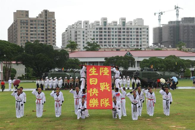  海軍陸戰隊指揮部昨日舉辦成軍77週年隊慶，邀請歷任司令、指揮官、陸戰隊前輩共襄盛舉，現場除陳展AAV7兩棲突擊車等主戰裝備，莒拳隊、聯合樂儀隊也展現榮耀、無畏風雨，帶來精湛操演，傳承「永遠忠誠」精神。
（記者黃迪明攝）